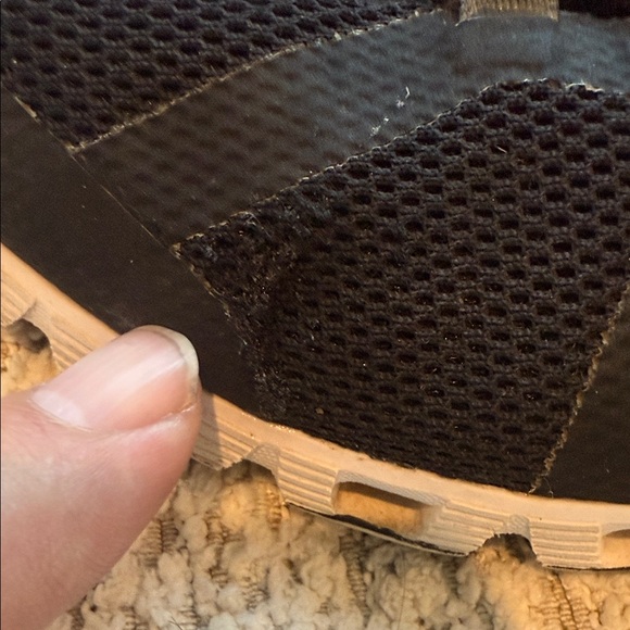 On Running Women’s 9 Black and White Athletic Shoes Flaw see pic - Picture 5 of 5